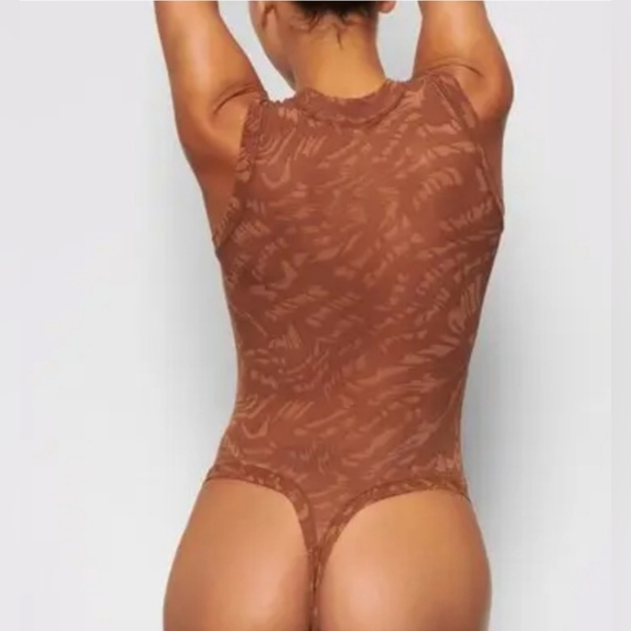 SKIMS ( Latte Swirl-RARE) Summer Mesh Mock Neck Bodysuit -NWT/XXS, 3X - Picture 6 of 15
